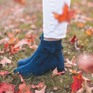 NWT Gal Meets Glam Navy Suede Bootie with Bow